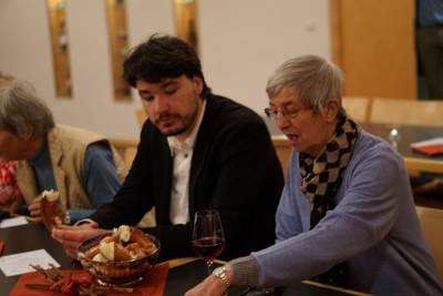 Gemeinderatskandidat Florian Ladenburger, daneben Heidi Meyer