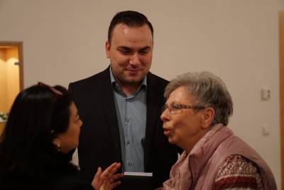 Christof Wiechowski amsiert? Sandra Nitschke und Christel Schwegler beim Fleckenbatsch? 