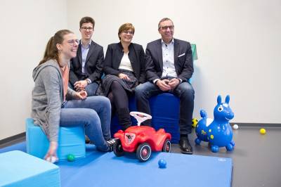 Kindertagessttten-Leiterin Leonie Lutz, CDU-Stadtverbandsvorsitzender Fabian Zahlecker, Carola Kammerlander (Geschftsfhrerin Pdagogik bei konzept-e), Dr. Joachim Pfeiffer MdB. v.l.n.r.

Foto: DOGMA/Dr. Joachim Pfeiffer