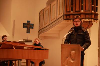 Stadtverbandsvorsitzender Fabian Zahlecker begrt die Gste beim Weihnachtsspaziergang in der Lutherkirche.