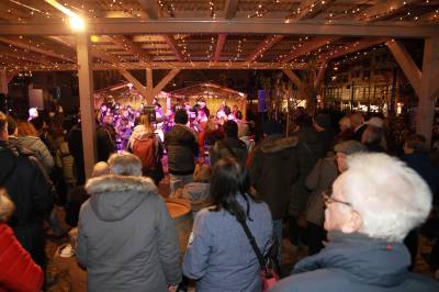 Die Spaziergnger hren der Stadtkapelle zu.