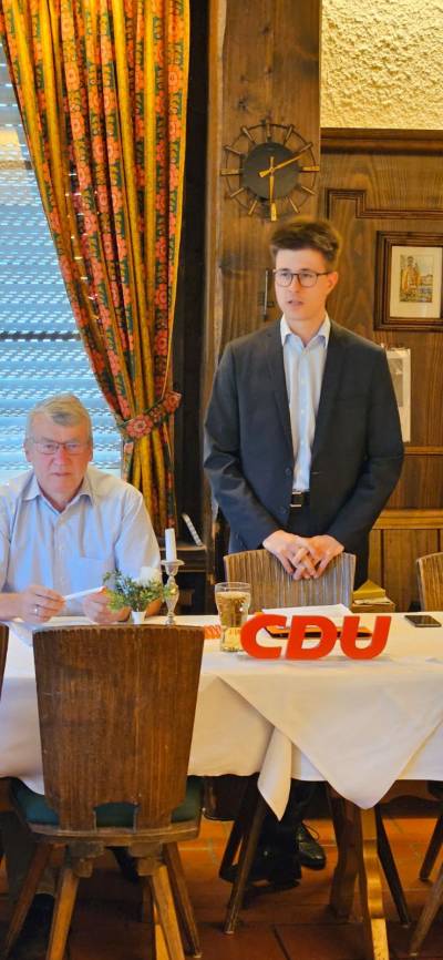 Fabian Zahlecker erffnet die Mitgliederversammlung