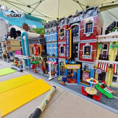 Die Bahnhofstraße aus 15.000 Legosteinen