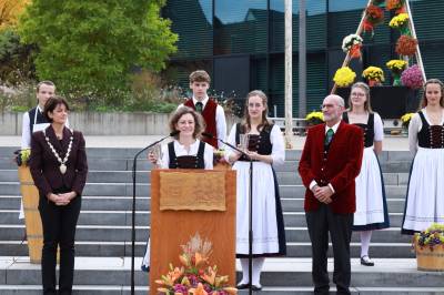 Fellbachs OB Gabriele Zull, CDU-Stadtrtin Anja Off und Thomas Seibold, Vorstandsvorsitzender der Fellbacher Weingrtner bei der Erffnungszeremonie
