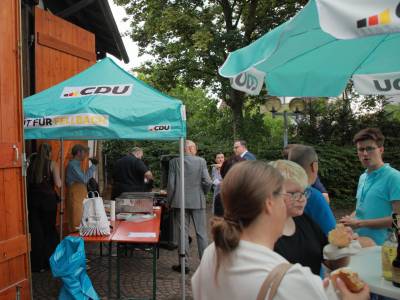 Angrillen auf dem Ottilia-Frech Platz vor dem Orfeo Kino