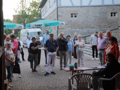 Angrillen auf dem Ottilia-Frech Platz vor dem Orfeo Kino