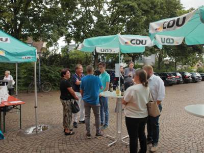 Angrillen auf dem Ottilia-Frech Platz vor dem Orfeo Kino