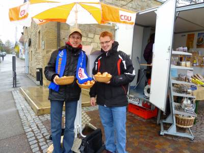 JU-Chef Hmmerle und Pressereferent Zahlecker beim Groen Haus an Grndonnerstag