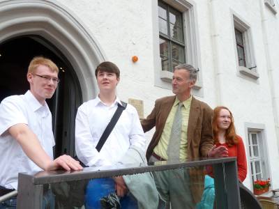 Brgermeister Hartmut Gruner empfngt die Junge Union vor dem Rathaus