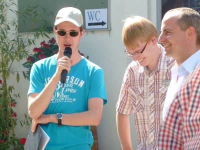 Fabian Zahlecker moderiert ein Quiz mit Stefan Hmmerle und Matthias Prfrock. 