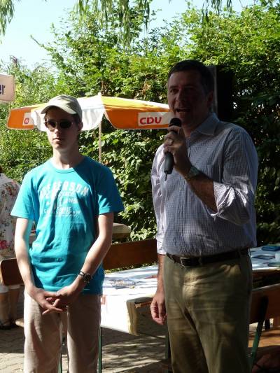 Fabian Zahlecker bergibt das Mikrofon fr eine kurze Begrungsrede an den OB. 