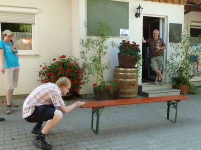 Es galt Flaschendeckel ber eine Bierbank mglichst weit bis zum anderen Ende zu Schnipsen. 