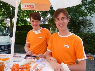 Dominic Scheim und Fabian Zahlecker bauten auf dem Schmidener Wochenmarkt den ersten CDU-Stand auf. 
