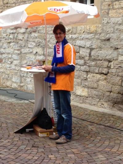 Fabian Zahlecker hlt die Stellung vor dem Groen Haus. 