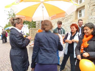 Ines Afalg und Sandra Nitschke prparieren die Luftballons