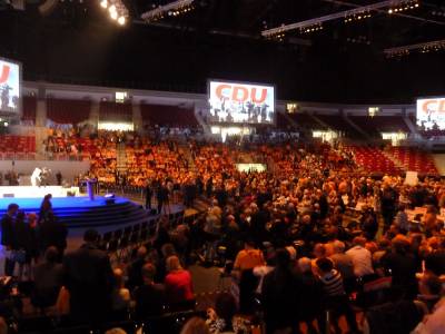 7000 Besucher warten auf Angela Merkel. 