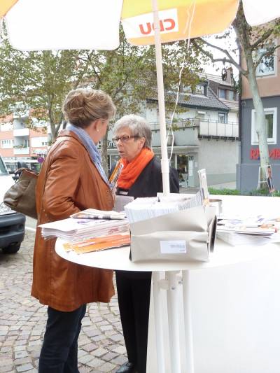 Maria Duling und Christel Schwegler auf dem Fellbacher Wochenmarkt, am Tag vor dem grten Triumph der CDU seit 20 Jahren!
