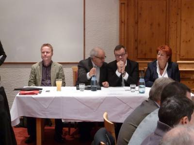 Der Vorstands vor der Wahl neben dem Wahlleiter David Mller. 