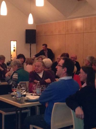 Bei Kartoffelsalat und gebackener Schinkenwurst wird der Abschluss des Jahres und des Spaziergangs gefeiert. 