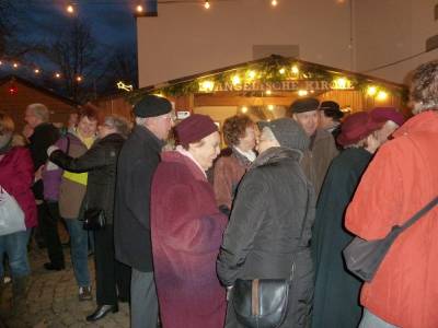 Am Turm der Lutherkirche warten die Gste auf das Kommando, los zu laufen. 
