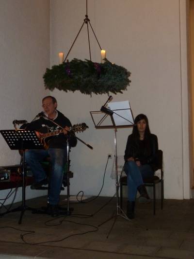 Musikalische Untermalung gab\'s bei der ersten Station in der katholischen St.Johannes-Kirche. 