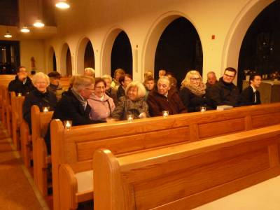 Beim Betreten der Kirche erhielten die Gste Kerzen. 