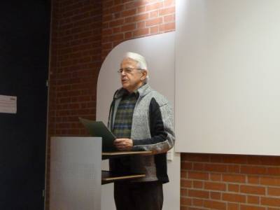 Helmut Maile, der Vorsitzende der Senioren Union, weist auf Veranstaltungen hin. 