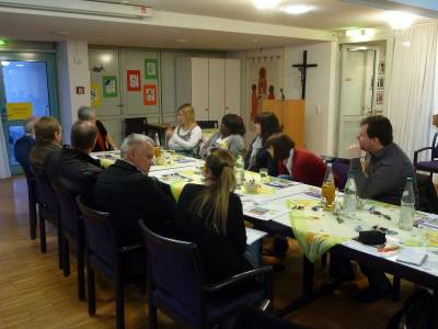 Beim Gesprch erfahren die Kommunalpolitiker viel Wissenswertes rund um das Thema ALtenpflege.