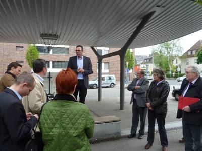 Christoph Palm erklrt den Gsten aus Regionalfraktion wie Dr. Joachim Pfeiffer MdB, Fraktionsvorsitzender und Roswitha Schenk, Regionalrtin aus Fellbach, sowie Brgerschaft das Projekt \