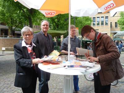 Auf dem Fellbacher Wochenmarkt waren jeden Samstag die Stnde gut gefllt mit Material zu allen Wahlen. 