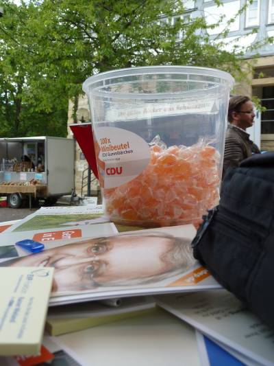 Dafr hat die CDU lecker lecker Bonbons. 