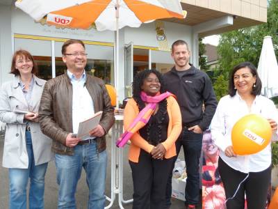 Die CDU-Gruppe an den Stnden wird von Woche zu Woche grer - in Oeffingen sind diesmal Frauen wie Mnner reichlich vertreten. 