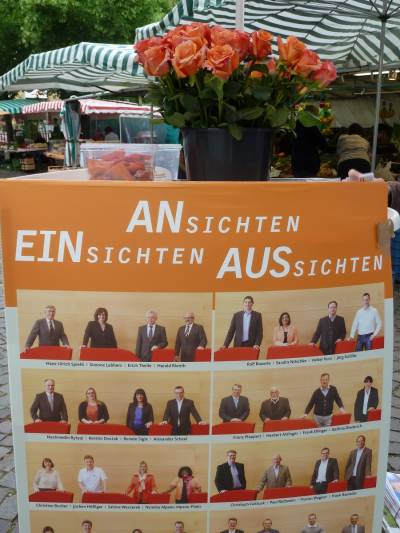 Ein Tag vor dem Urnengang auf dem Fellbacher Wochenmarkt ist irgendjemand auf die Idee gekommen eines unserer markanten Plakate mit allen Menschen drauf als Stand-Verschnerung zu verwenden, kein dummer Gedanke.