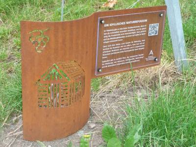 Hinweisschilder gehren zum Weinweg dazu.