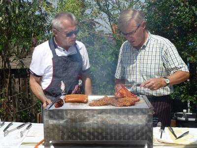 Erich Theile und Hans-Ulrich Spieth als Grillmeister.