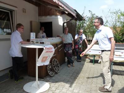 Joachim Pfeiffer probierte sich beim Werfen eines Tischtennisballs in ein Bierglas