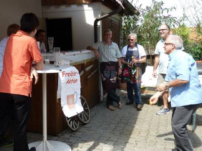 Auch Harald Rienth versuchte sich bei der Freibieraktion