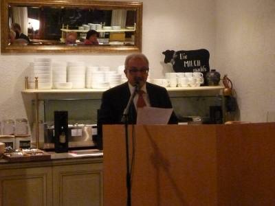 Harald Rienth ehrt Mitglieder mit 50-jhrigem und 55-jhrigem Parteijubilum.