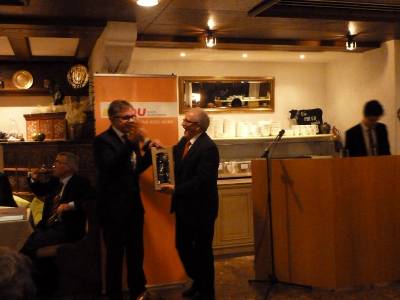 Zum Dank gibt es Fellbacher Wein