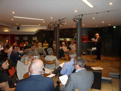 Der CDU-Stadtverbandsvorsitzende Harald Rienth begrt die Vereinsvorsitzenden im Caf BlueU des Jugendhauses.