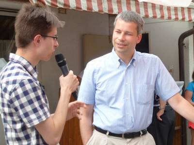 Fabian Zahlecker interviewt Steffen Bilger. 