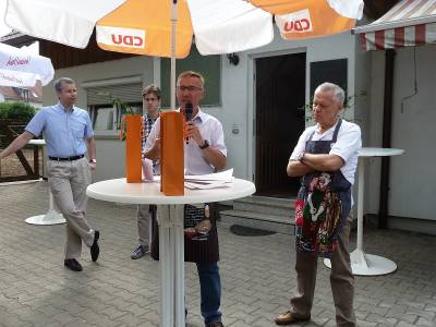 Der Fraktionsvorsitzende Hans-Ulrich Spieth hlt eine Laudatio auf Stadtrat und Kreisrat Erich Theile, der 30 Jahre CDU-Mitglied ist. 