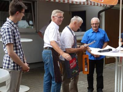 Wein und eine Urkunde fr die Geehrten