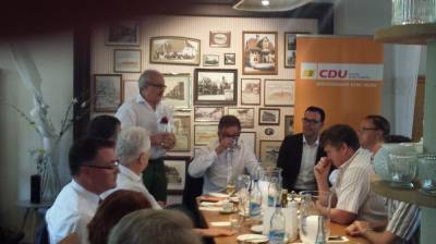 Harald Rienth bedankt sich bei Guido Wolf mit einem Schwbischen Whiskey aus der Brennerei von Marcus Hofmeister. 