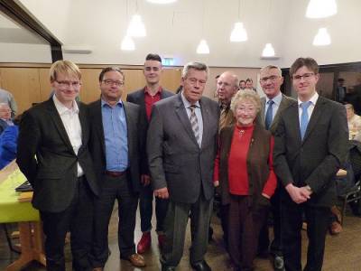 Der geschftsfhrende Vorstand mit den drei geehrten Mitgliedern. 