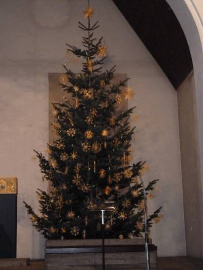 In der St.Johannes-Kirche zieht der groe Weihnachtsbaum die Blicke auf sich. 