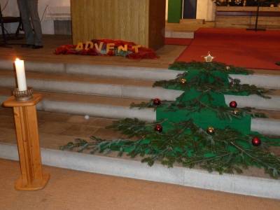Sandra Nitschke, die Vorsitzende der FrauenUnion, gestaltete die erste Station. Der Baum auf den Stufen des Altars sollte erleuchtet werden. 