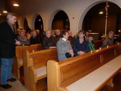 Die Besucher verteilen sich auf die Kirchenbnke. Links ist der Vorsitzende der CDU Fellbach, Hans-Ulrich Spieth zu sehen. 