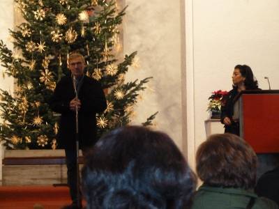 Hans-Ulrich Spieth begrt die Teilnehmer des Spaziergangs, darunter Landtagskandidat Siegfried Lorek und Honorarkonsul Rolf Kurz.