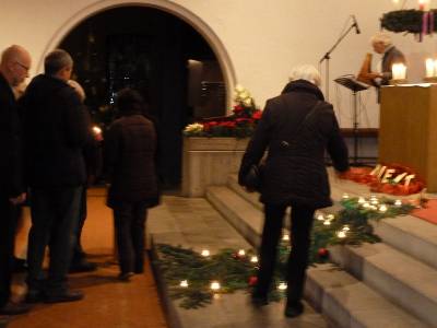 Mit Teelichtern, die auf die Stufen gestellt werden, erwacht der Baum zum Leben. 